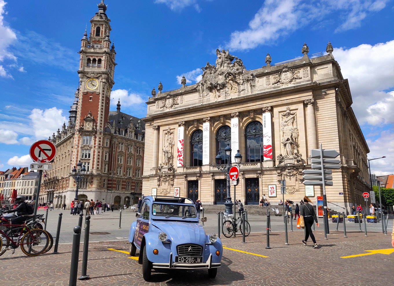 Lille køretur i konvertibel Citroen 2CV