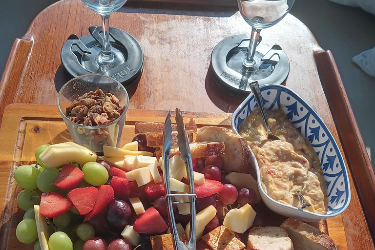 Passeio de barco romântico com vinho e queijo ou jantar surpresaPasseio de barco romântico com vinho e queijo, avistamento de lobos marinhos