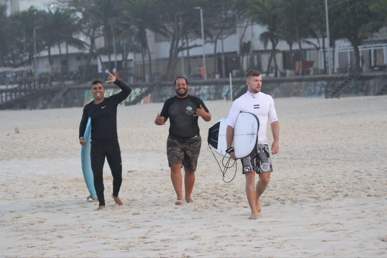 Aulas de surfe: no Arpoador, em Ipanema.