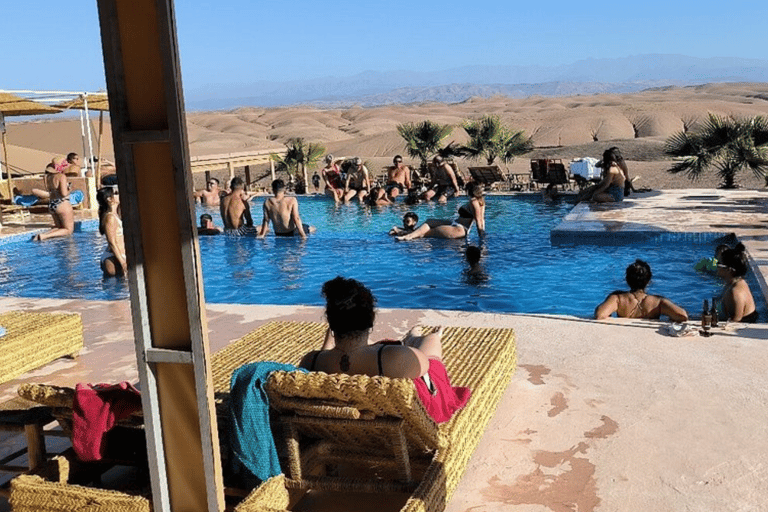 Marrakech: Safari nel deserto con cena, spettacoli, danze e piscinaMarrakech: falò nel deserto di Agafay, cena, spettacolo musicale e biliardo