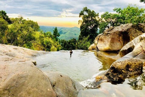 Diyaluma Waterfall & Natural Pool Bath