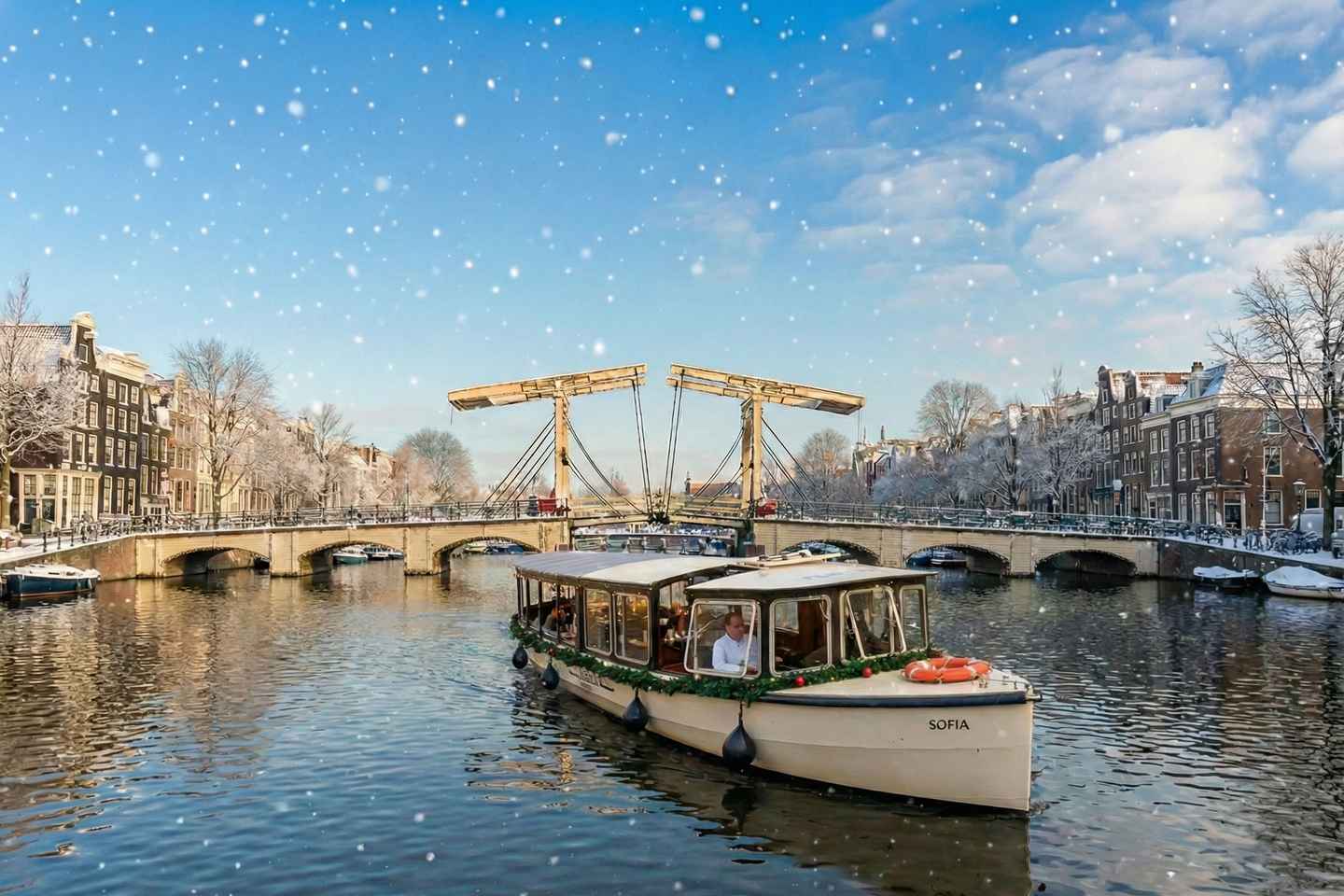 Amsterdam: 90 min Cosy Canal Cruise w. Bar & Snacks on board