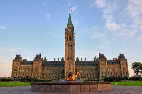 Ottawa: Hop-On Hop-Off Guided City Tour Day Ticket
