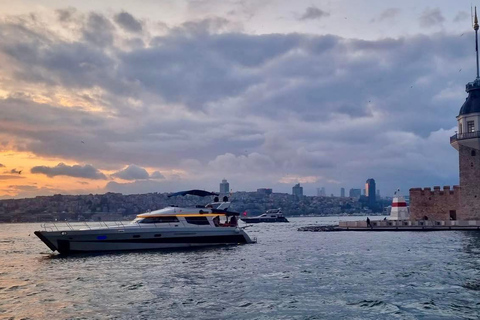 Istanbul: Crociera privata sul Bosforo con uno yacht di lusso