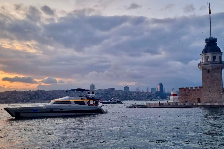 Istanbul: Crociera privata sul Bosforo con uno yacht di lusso