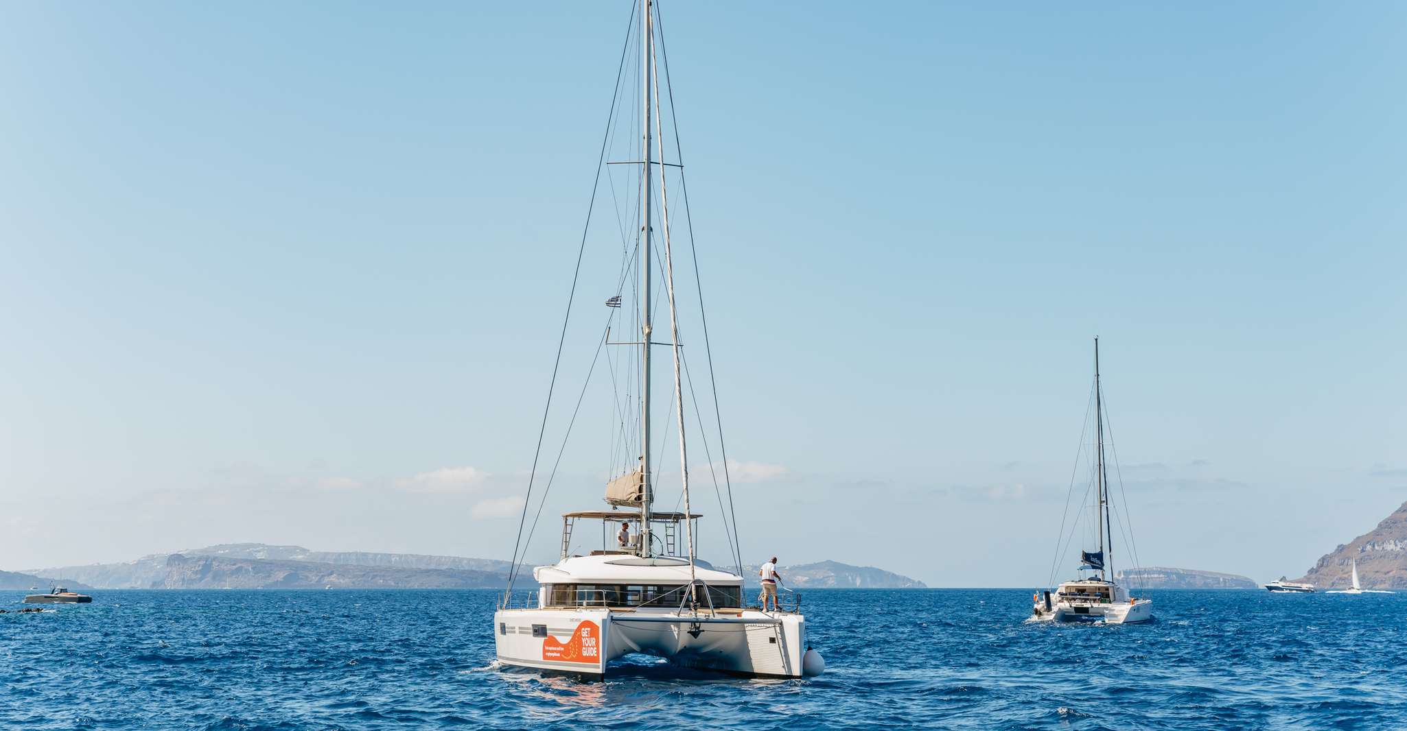 Santorin, voyage d'une journée en catamaran de luxe avec repas et bar ouvert - Hizvo