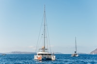 Santorini, Luxus-Katamaran Tagesausflug mit Mahlzeit und Open Bar - Hizvo