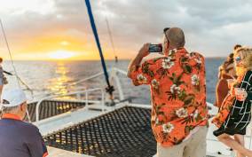 Oahu: Diamond Head Cruise with Drinks & Appetizers