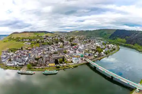 Zell: Bike and boat tour with wine tasting and picnic