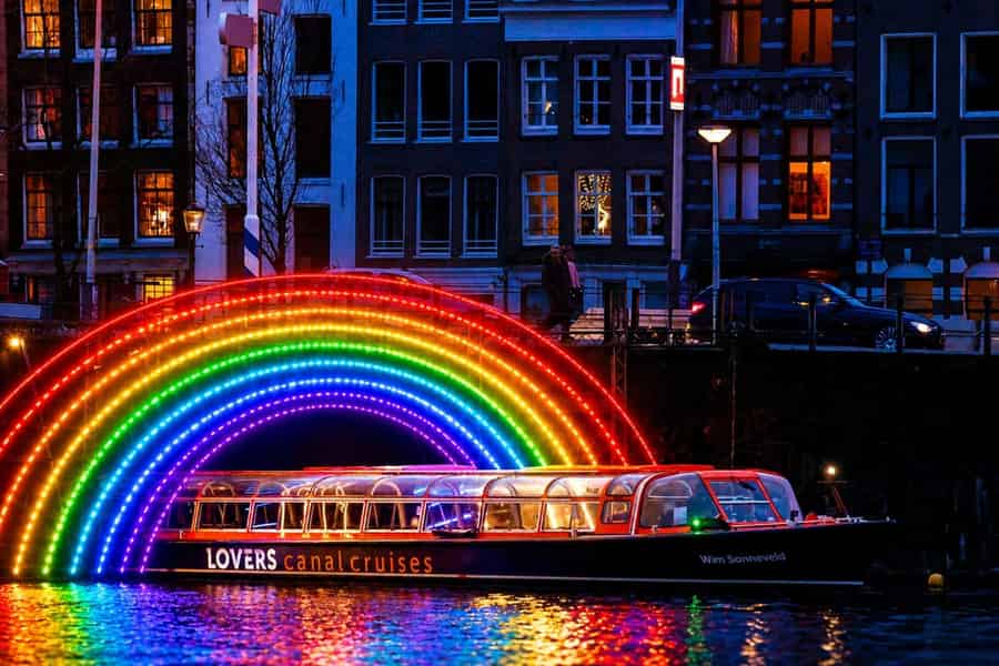 Amsterdam Light Festival: Bootsfahrt mit Heizung + optionale Getränke. Foto: GetYourGuide