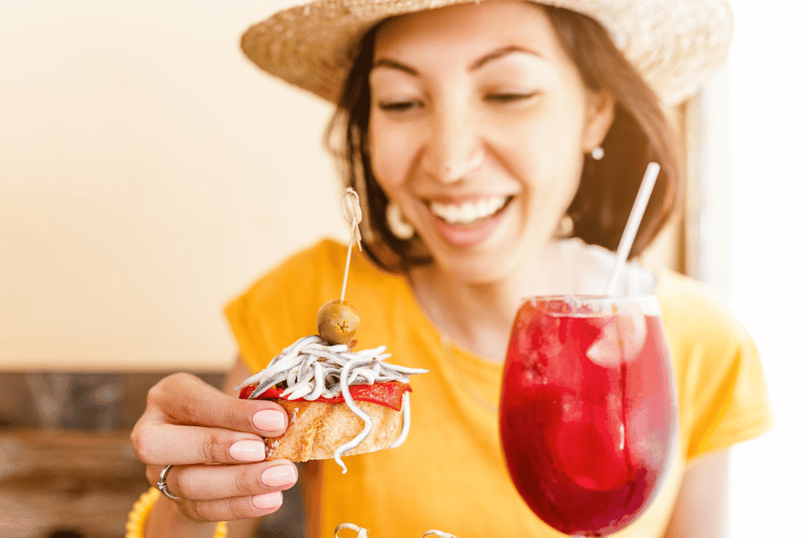 Barcelona: Speakeasy, erkunde versteckte Bars mit Tapas. Foto: GetYourGuide Barcelona: Speakeasy, erkunde versteckte Bars mit Tapas. Foto: GetYourGuide