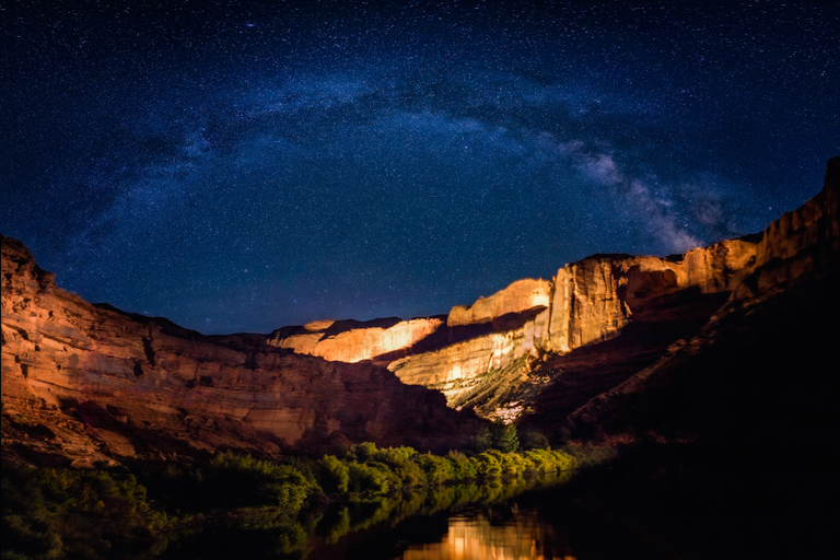 Moab: Crociera con cena sul fiume Colorado con musica e spettacolo di luciMoab: crociera con cena sul fiume Colorado con musica e spettacolo di luci