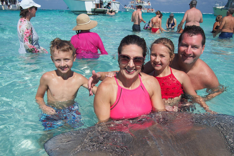 Grand Cayman: Catamaran Cruise with Stingray City & Snorkel