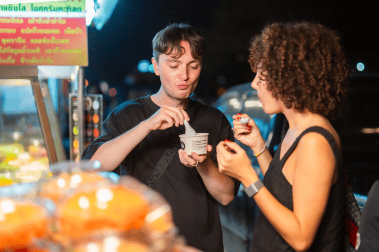 Chiang Mai: Evening Sightseeing and Local Food Guided Tour Group Tour