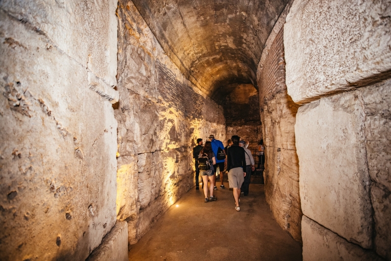 Tour subterráneo del Coliseo y la antigua RomaTour grupal en inglés - Hasta 30 personas