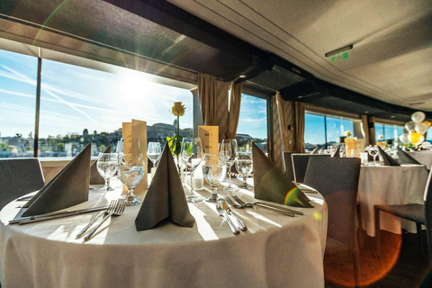 Budapest: Crucero Buffet de Nochevieja con Bebidas IlimitadasCena crucero de Nochevieja Piso turístico