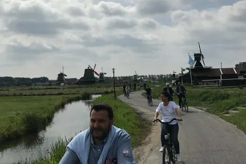 Amsterdam: Zaanse Schans Windmills Bike Tour with Guide