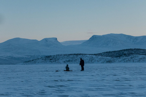 Abisko : Excursion de pêche sur glace dans l'Arctique au lac Torneträsk