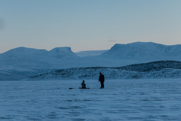 Abisko: Arktischer Torneträsk-See Eisangeltrip