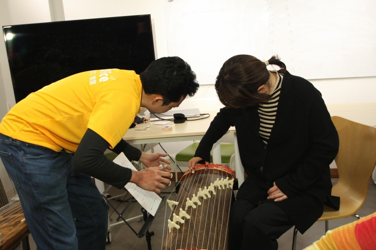 Lección vivencial del instrumento japonés "Koto".