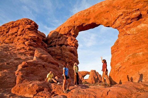 Arches National Park: Sunset Discovery Tour With pickup