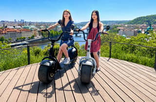 Prag: Tour mit einem ortskundigen Guide auf einem normalen Roller oder einem Roller mit breiten Reifen
