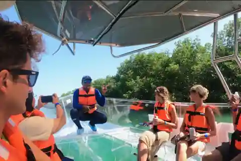 Passeia por Cancún no melhor barco transparente + 2 bebidas