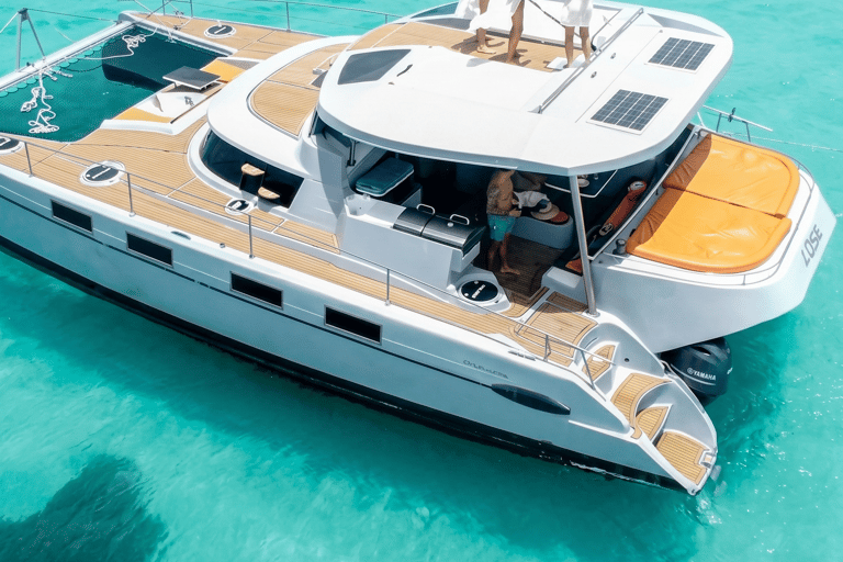 La Romana: Saona Island Private Catamaran Tour with Lunch