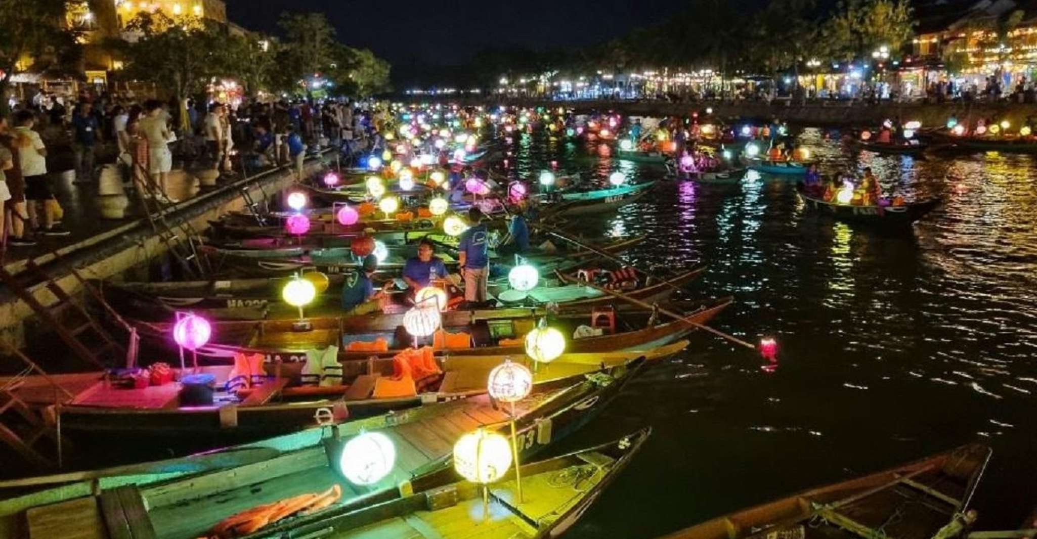 Nachtboottocht en drijvende lantaarn op Hoai River Hoi An - Hizvo