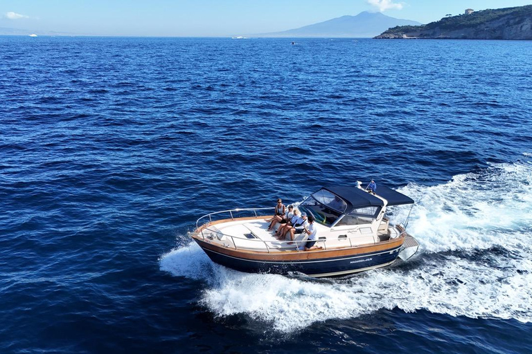 Sorrento: Tour in barca di Capri e della Grotta Azzurra con snorkeling