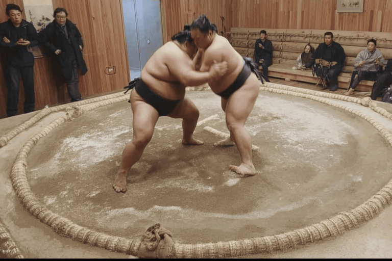 Tokio: show zapaśnicze sumoTokio: pokaz zapasów sumo