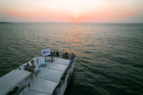 Cartagena: Luxury sunset bay tour in Catamarán Plan Flamante