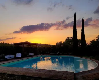 Yoga @ Assisi das Schwimmbad bei Sonnenuntergang
