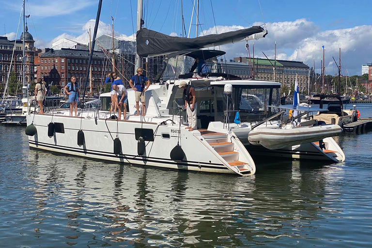 Helsinki : Voile privée en catamaran (jusqu'à 15 personnes)