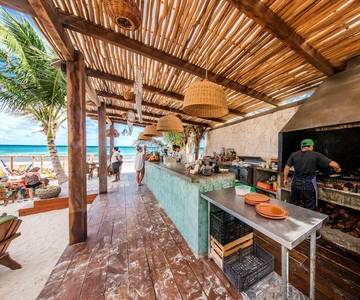 Ahau de Día: kunst, strand en lekker eten aan de Caribische Zee in Tulum.