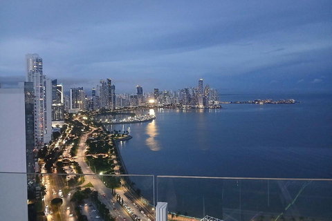 Tour notturno di Panama City: vista a 360° e vita notturnaDall'aeroporto di Tocumen