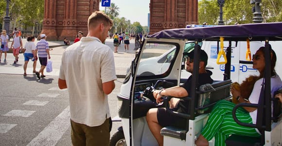 Barcelona: Private Hop-On Hop-Off Lion Tuk Tuk Tour