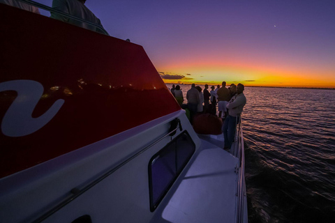 Cruzeiro ao pôr do sol na Baía de Maputo