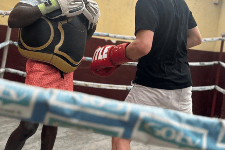 Acra: Parque Memorial Kwame Nkrumah e ginásio de boxe local