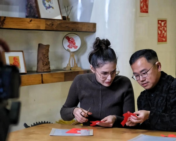 Chengdu: Market Tour, Cooking Class & Paper Cutting