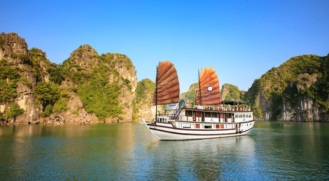 Hanoi: Breathtaking Beauty Bai Tu Long 2-Day Scenic Cruise