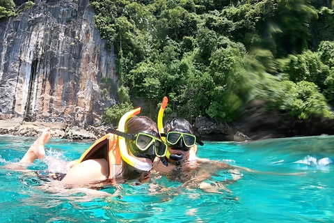 Phuket: excursión a la bahía de Maya y la isla de Khai en catamarán rápidoPhuket: excursión de un día a las islas Phi Phi y Maya Bay con almuerzo incluido