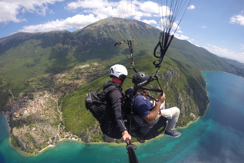 Paragliden op het meer van Ohrid