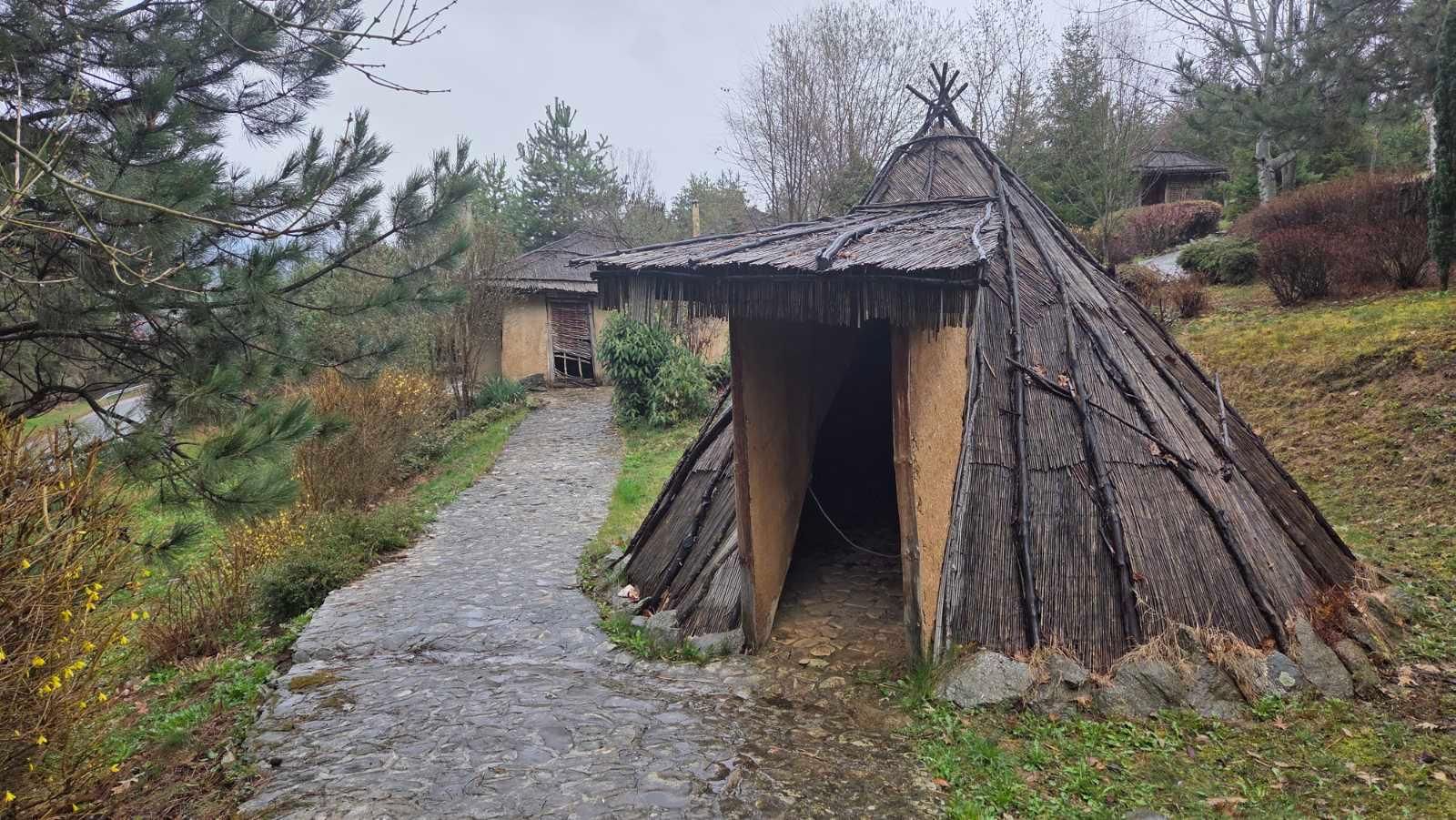 Das neolithische Dorf und die historischen Häuser von Koprivshtitsa.