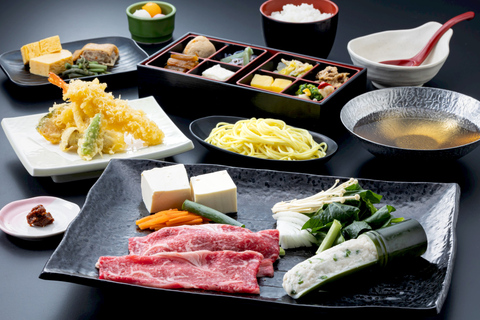 Von Kyoto aus: Sagano-Zugfahrt und geführte Kyoto-TagestourTour mit Rindfleisch Shabu Shabu Mittagessen