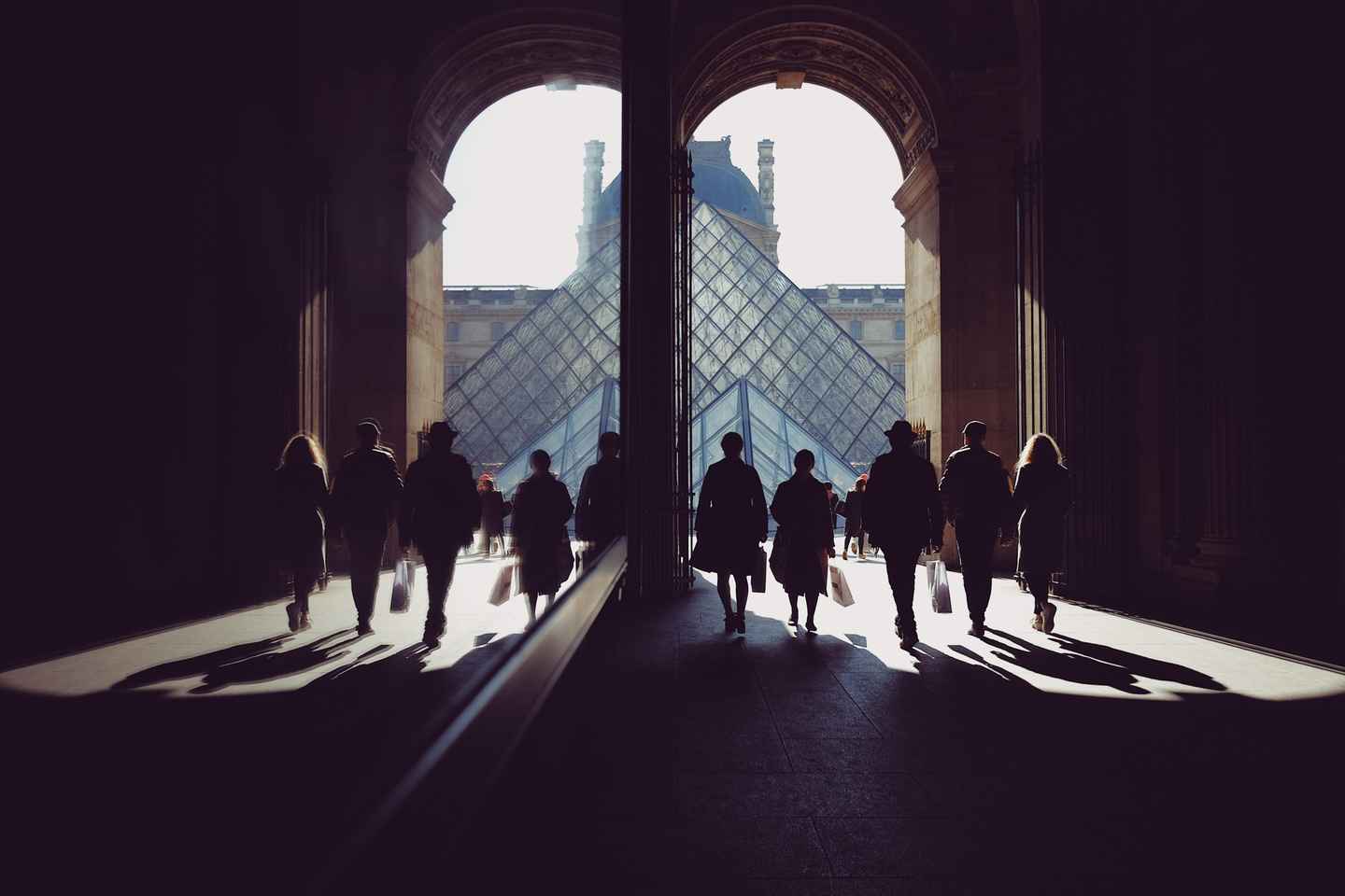 Paris: Louvre Small Group Guided Tour with Reserved Entry