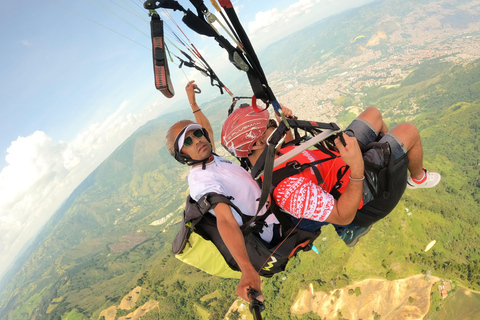 Gleitschirmfliegen bei Medellin San Felix: Fliegen mit GoPro Fotos und Videos