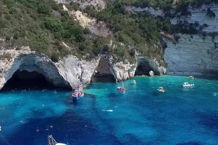 Ab Korfu-Hafen: Bootsfahrt Paxos, Antipaxos und Blaue Grotten. Foto: GetYourGuide Ab Korfu-Hafen: Bootsfahrt Paxos, Antipaxos und Blaue Grotten. Foto: GetYourGuide