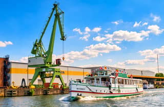 Berlin: Hafenrundfahrt durch Spandau mit Guide