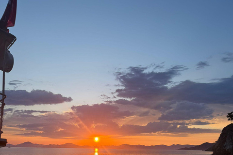 Fethiye Sunset Cruise with Dinner, Swimming Break, and Entertainment Fethiye Sunset Dinner Cruise with Swimming Break and Entertainment